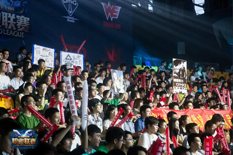 LPL解说瞳夕虎牙传奇杯晒照：今天继续见